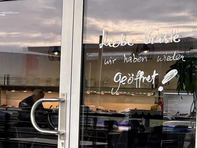 "Liebe Gäste, wir haben wieder geöffnet!", das können "Asia-Fans" auf der Eingangstür lesen. | Foto: Manuela Danzinger