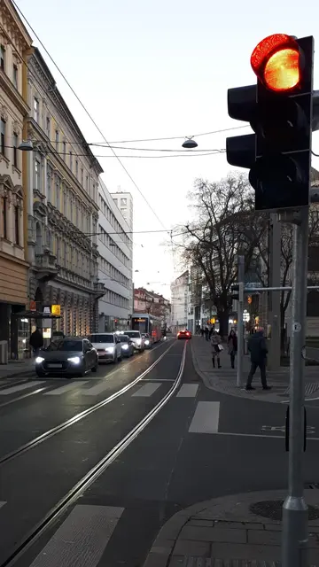 Je nach Verkehrslage steht die Straßenbahn in der Neutorgasse aktuell im Stau.  | Foto: Fahrgast Steiermark