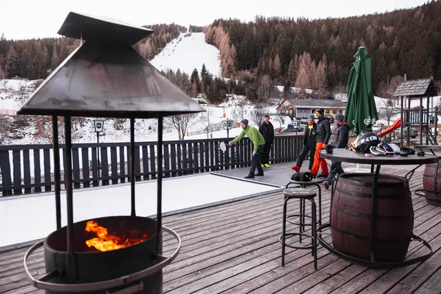 Vorne die neue Kunsteisstockbahn, im Hintergrund die Pisten vom Wintersportgebiet Salzstiegl | Foto: Salzstiegl/N. Seiser
