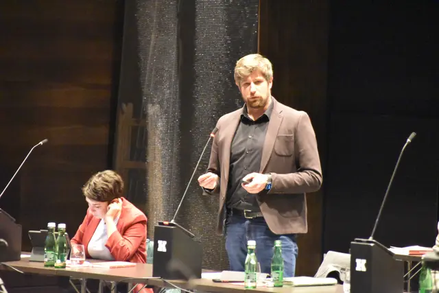 GR Thimo Fiesel (Kufsteiner Grüne) zeigt sich mit seiner Fraktion vom Schritt nicht begeistert. | Foto: Barbara Fluckinger