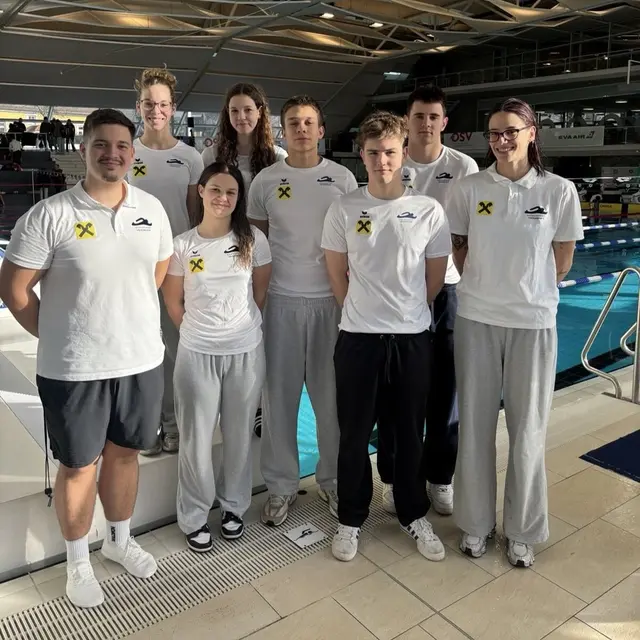 Das SVV-Team in Graz mit Trainer Tarik Dautovic (links) | Foto: Schwimmverein Vöcklabruck