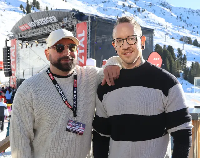 Seiler und Speer locker und authetisch vor dem Gig mit der Open-Air-Bühne im Hintergrund.  | Foto: Tatschl