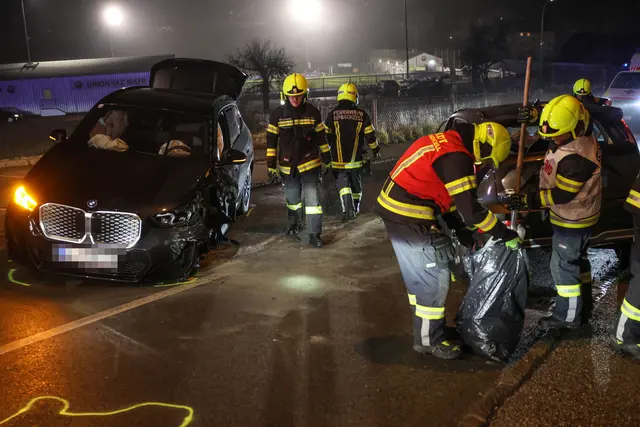 Mitten in Sipbachzell kracht ein schwarzer Kia mit einem schwarzen BMW zusammen - ein Auto landet an der Friedhofsmauer.
