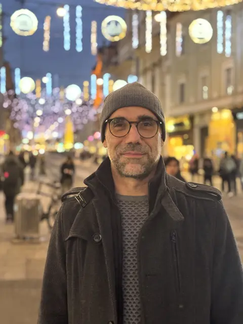 Mit geschultem Blick für städtische Beleuchtung: Eugen Schöberl.
 | Foto: MeinBezirk/Markus Kropac