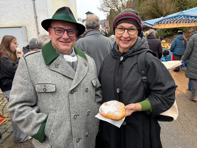 Fesch trachtig gekleidet kamen Franz und Wilma Bichler aus Altschwendt in das Kleinod Kneiding. | Foto: Franz Gruber