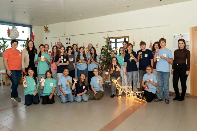 Mädchen und Burschen der Mittelschule Landskron haben heuer ganz besonders schöne Engerln gebastelt.  | Foto: Augstein