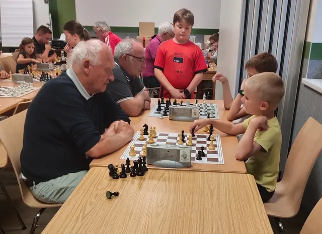 Der älteste Schachspieler spielte beim dreitägigen Schachurlaub in Obertauern gegen den jüngsten Schachspieler. | Foto: Schachklub Kindberg
