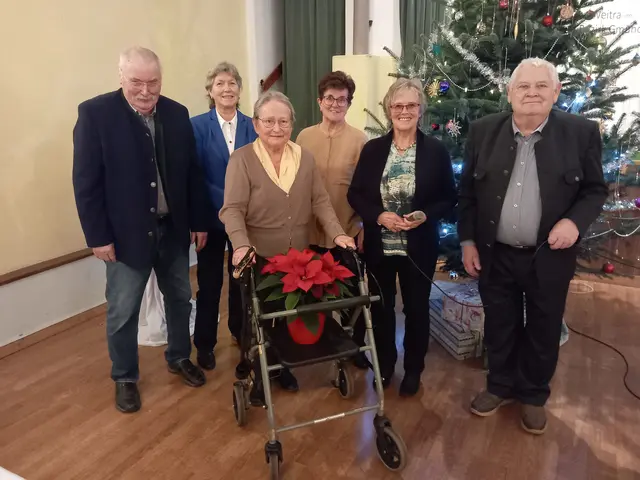 Es freuten sich mit der Geehrten Walter Pichler, Waltraud Stouy, Elisabeth Malina, Maria Meierhofer und Obmann Karl Apfalter. | Foto: Pensionistenverband Weitra