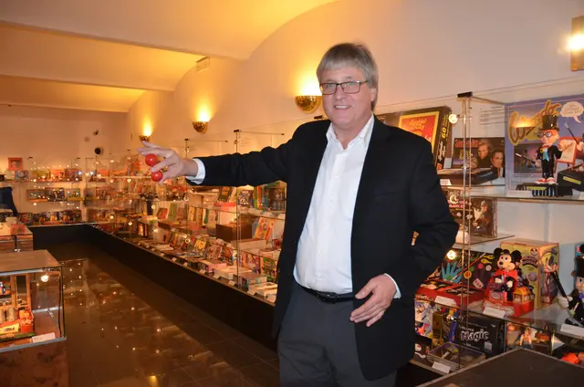 Museumsdirektor Manfred Klaghofer führt durch das Ausstellung. | Foto: Anna-Claudia Anderer