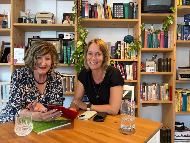 Daniela Weinholtz (r.): "2026 wünsche ich mir für unseren Bezirk, dass wir uns wieder öfter als Nachbarn begegnen – mit offenen Türen, kurzen Gesprächen und dem Bewusstsein, wie wertvoll lebendige Grätzl und lokale Betriebe für unser tägliches Leben sind." | Foto: Pia Rotter/MeinBezirk