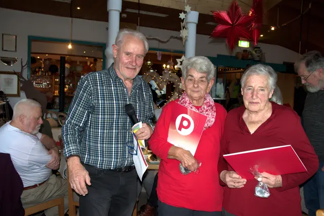 Obmann Karl-Heinz Pohler gratulierte Irmgard Dischl und Annemarie Scheiber für ihre 30-jährige Treue. | Foto: Karl-Heinz Pohler
