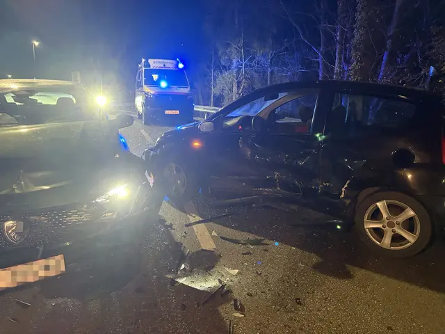 Am Sonntagabend kam es auf der Sparchner Straße in Kufstein zur Frontalkollision zweier Pkw. Drei Personen mussten ins Krankenhaus gebracht werden. | Foto: ZOOM.Tirol