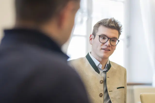 Der junge Maximilian Aigner ist designierter Landesrat in Salzburg. Er tritt die Nachfolge von Josef Schwaiger an.  | Foto: Neumayr/Leopold
