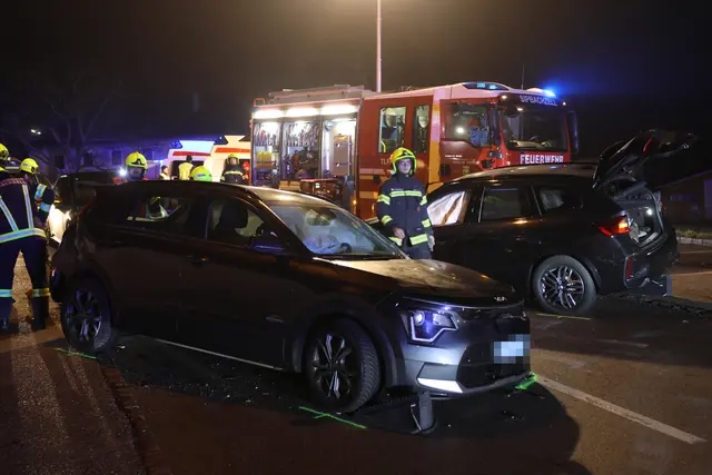 Mitten in Sipbachzell kracht ein schwarzer Kia mit einem schwarzen BMW zusammen - ein Auto landet an der Friedhofsmauer.