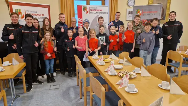 Feuerwehrjugend bereitet das Sonntagsfrühstück für die Kirchenbesucher vor, andere empfangen die Friedenslichtläufer