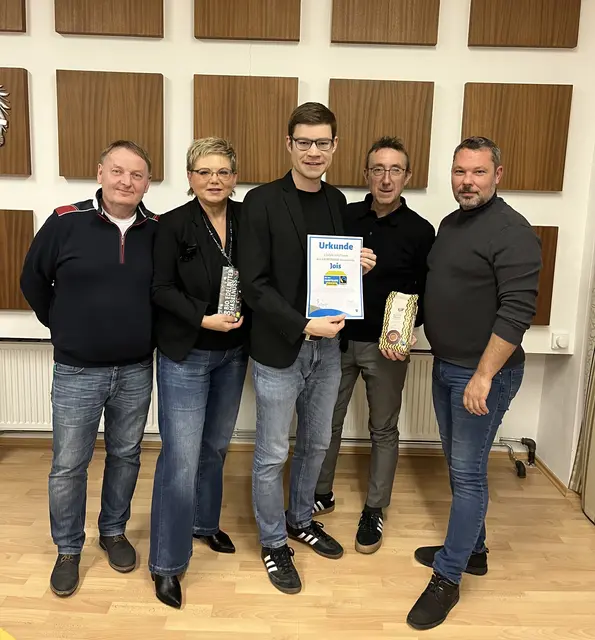 FAIRTRADE-Urkunde mit GFJ-Gemeinderat Helmut  Altenburger, SPÖ-Gemeindevorständin Andrea Wilhelm, ÖVP-Gemeindevorstand und FAIRTRADE-Koordinator Sascha Krikler, ÖVP-Bürgermeister Hannes Steurer, SPÖ-Gemeindevorstand Günter Weber | Foto: Jois Info