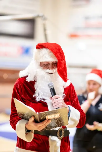 Der Weihnachtsmann sorgte dann noch für kleine Geschenke. | Foto: Marco Tragut