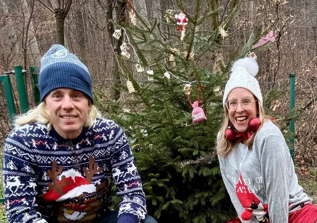 Clemens und Birgit Schaller vor ihrem lebenden Tannenbäumchen, das im Garten stehen bleibt. | Foto: Schaller