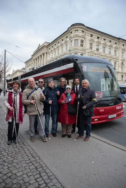 Mit der neuen Linien-Sprachansage „Lisa“ erhalten blinde und sehbehinderte Fahrgäste akustische Informationen. | Foto: Stadt Salzburg/Rocio Escabosa