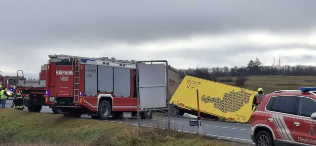 Auf der LB2 bei Horn kam es zu einem spektakulären Zwischenfall, als ein LKW-Fahrer mit seinem Gespann ins Bankett geriet. | Foto: Markus Kahrer