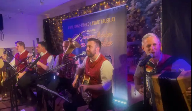 Beste Stimmung und große Freude gab es mit "Gabriel Urach &amp; seine jungen fidelen Lavanttaler" beim Konzert "Lavanttaler Weihnacht" im Saal des Gasthofes Hartl in Neuhaus!