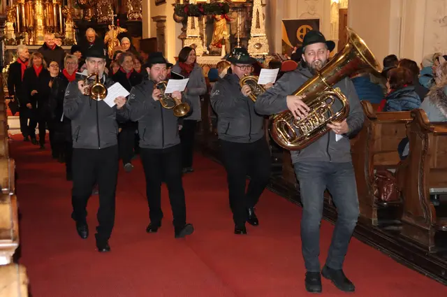 Beide Formationen beim Auszug aus der Pfarrkirche | Foto: Gerhard Langmann