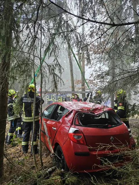 Die Lenkerin des PKW hatte großes Glück. | Foto: FF Waidhofen/Thaya