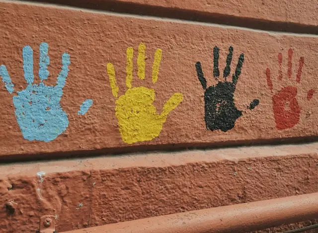 Kinder seien von den Kürzungen des neuen Sozialunterstützungsgesetzes mitunter am stärksten betroffen, kritisieren Grüne und KPÖ.  | Foto: Unsplash/Zen Summer