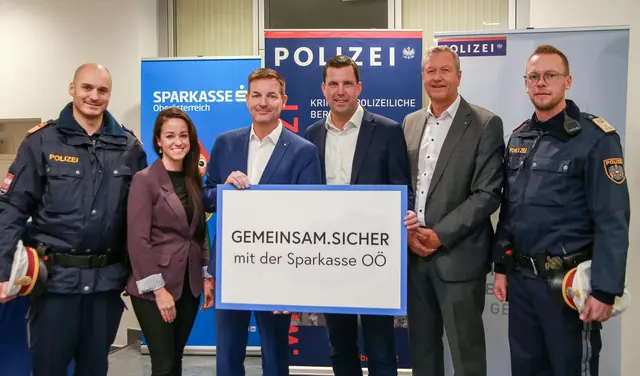 Oberstleutnant Andreas Huber (Bezirkspolizeikommandant Gmunden), Bianca Lorenz (Fraud-Expertin Sparkasse OÖ), Thomas Lettner (Marktbereichsleiter Wels und OÖ Süd Sparkasse OÖ), Bürgermeister Stefan Krapf, Gerd Thalhammer (Regionalleiter Sparkasse OÖ Salzkammergut), Chefinspektor Georg Magiera (BPK Gmunden). | Foto: Sparkasse OÖ / Eva Stiftinger