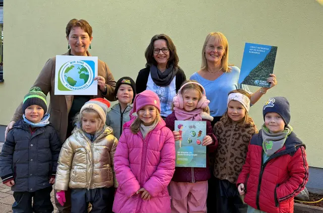 Von links: Bürgermeisterin Andrea Pabinger, Gerlinde Ecker (Klimabündnis Salzburg), Sandra Paradeiser (MINT- Koordinatorin) sowie Kinder des Kindergartens Lamprechtshausen. | Foto: Kindergarten Lamprechtshausen