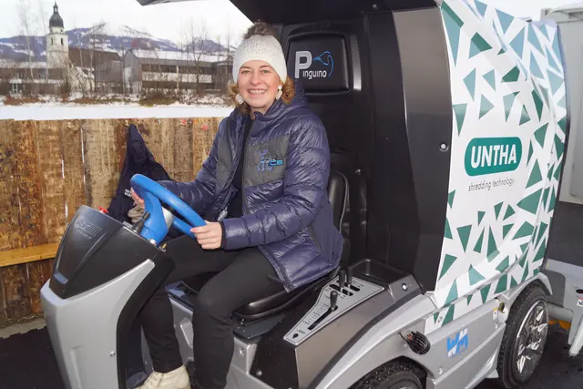 TVB-Chefin auf der Eismaschine. | Foto: Josef Wind
