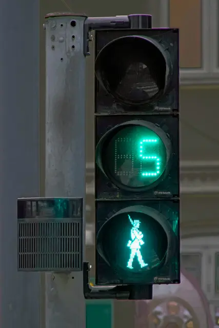 In vielen Ländern sind Zeitanzeigen bei Ampeln Usus.  | Foto: Unsplash/Allan Wadsworth