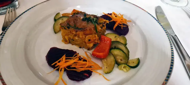 Ein Stück Gemüselasagne, etwas Grillgemüse und Salat auf einen Teller. Wer hier nur einzelne Komponenten auswählt und in Miniaturform anrichtet, schafft einen eleganten Überblick.  | Foto: sm