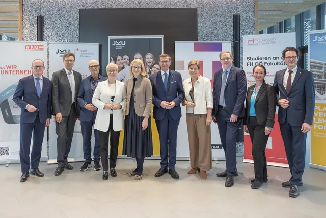Von links: Gerald Silberhumer, Direktor Wirtschaftskammer OÖ, Franz Harnoncourt, Gustav Pomberger, Doris Hummer, Gesundheitsreferentin LH-Stv.in Christine Haberlander, Wirtschafts- und Forschungs-Landesrat Markus Achleitner, Elgin Drda, Stefan Koch, Stefanie Lindstaedt und Michael Rabl. | Foto: Land OÖ/Guggenberger