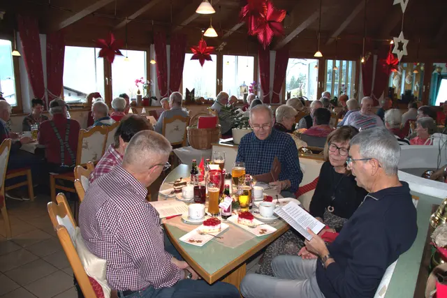 Am 12. Dezember feierte die PVÖ - OG Weißenbach am Lech stimmungsvoll Weihnachten im Hotel "Talhof" in Wängle. | Foto: Karl-Heinz Pohler
