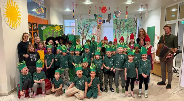 Die Klassen 3b und die 1a der Volksschule Puch luden zu zwei Vorstellungen ihres Klassenmusicals „Drachenhusten im Zauberwald“ ein.  | Foto: Heike Pilz