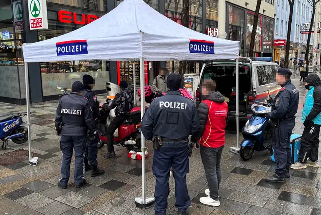 Bei Kontrollen am Samstag wurden zahlreiche Anzeigen gegen E-Scooterfahrende ausgestellt. | Foto: Gruppe Sofortmaßnahmen