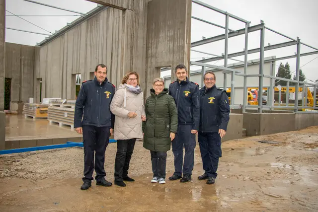 Vertreter der Freiwilligen Feuerwehr Gmünd-Breitensee sowie der Stadtgemeinde Gmünd vor dem Neubau des Feuerwehrhauses in Breitensee (von links): Kommandant Michael Sohr, Bürgermeisterin Helga Rosenmayer, Irene Pelz von der Abteilung Bauwesen, Kommandant-Stellvertreter Heribert Hohenbichler sowie Verwalter Josef Rossmanith. | Foto: Stadtgemeinde Gmünd/Harald Winkler