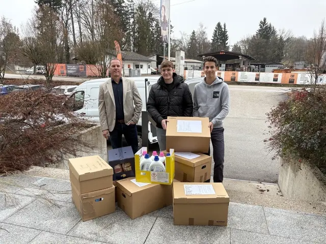 Manfred Bernegger (Vendo Betriebsleiter Vöcklabruck &amp; Einkaufsleiter) (l.) gemeinsam mit freiwilligen Helfern von „der Korb“. | Foto: Vendo Kommunikation + Druck GmbH