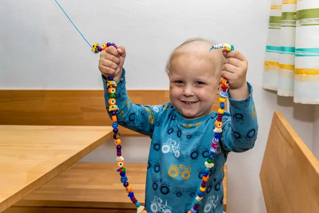 Zeigt zeigt stolz seine Kette, die mit jeder Behandlung ein bisschen wächst.  | Foto: MeinBezirk/Christian Doms