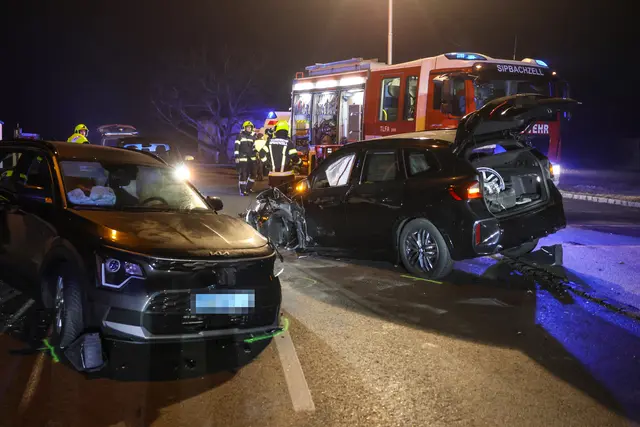 Mitten in Sipbachzell kracht ein schwarzer Kia mit einem schwarzen BMW zusammen - ein Auto landet an der Friedhofsmauer.
