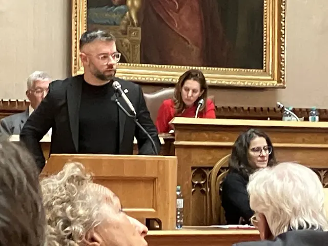 Obwohl inhaltlich zuständig, wurde Sportstadtrat Stefan Eitler erst als zweiter Redner ans Pult gelassen. Der Initiativantrag fiel in das Ressort von Bürgermeisterin Carmen Jeitler Cincelli (in Rot), für die während der Debatte Vizebürgermeister Markus Riedmayer den Vorsitz (und damit das Rednermanagement) übernommen hatte. | Foto: Gabriela Stockmann