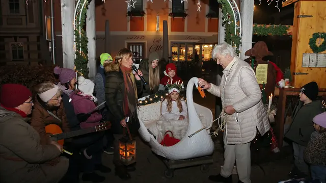 Sigrid Bergmann (r.) mit Urenkelin Lyja in der Rolle der Lucia und Luzia Thaler (Mitte) beim Fest am 13. Dezember in Schörfling. | Foto: H. Klein