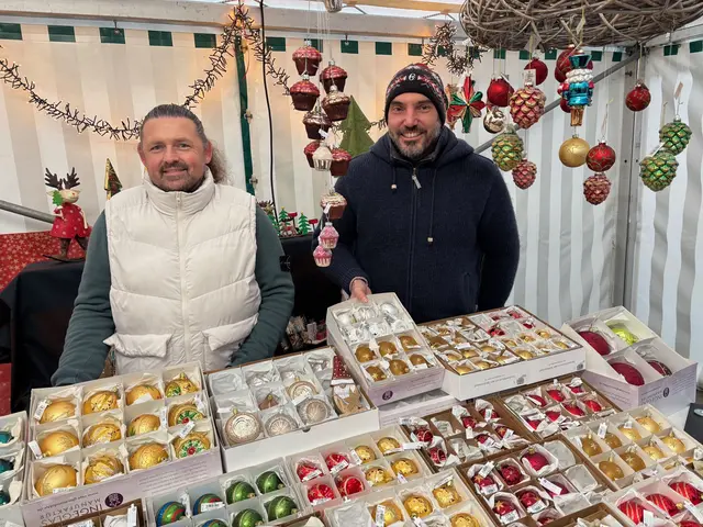 Ulrich Ortanderl und Frank Jürgen aus Passau begeisterten mit ihrem Mund geblasenen Christbaumschmuck der Manufaktur Inge Glas aus Coburg. | Foto: Franz Gruber