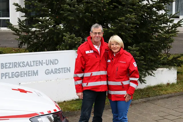 Alois und Regina Mayrhofer sind Freiwillige für die Rotkreuz-Aktion Essen auf Rädern in den Gemeinden Garsten und St. Ulrich unterwegs. | Foto: OÖRK/Stephan Schönberger