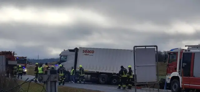 Dabei geriet der Anhänger in Schräglage und stürzte schließlich in den Straßengraben, während die Zugmaschine glücklicherweise auf der Fahrbahn stehenblieb. | Foto: Markus Kahrer