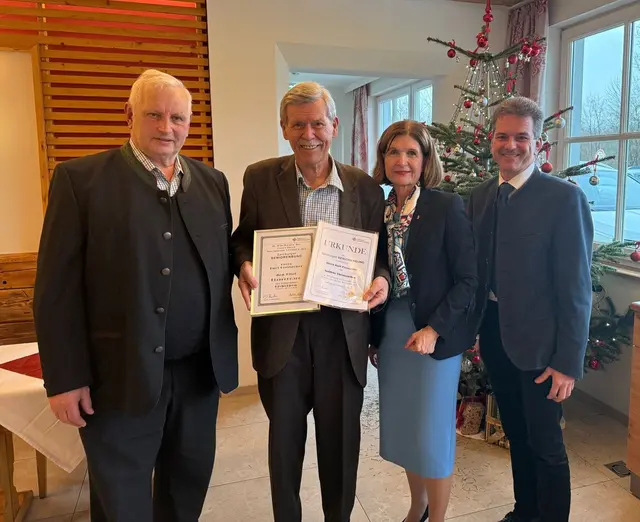 Obmann Sebastian Haslauer, Ehrenobmann Kurt Preslacher, Landesobfrau Andrea Eder-Gitschthaler und Bürgermeister Matthias Herbst.    | Foto: Seniorenbund Elsbethen