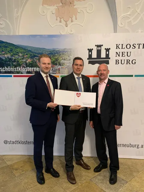 Konrad Eckl (ÖVP), Christoph Kaufmann (ÖVP) und Christan Schwarz (NEOS) präsentieren den Voranschlag für 2026. | Foto: Stgm. Klosterneuburg