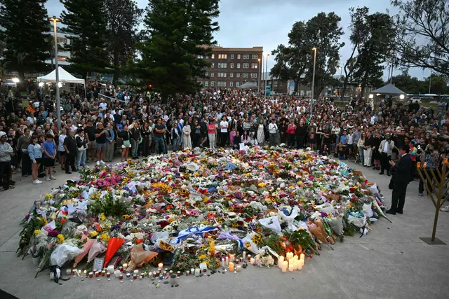 Trauernde versammeln sich am 15. Dezember im Bondi Pavillion, um den Opfern des Anschlags am Bondi Beach in Sydney zu gedenken. | Foto: APA-Images / AFP / SAEED KHAN