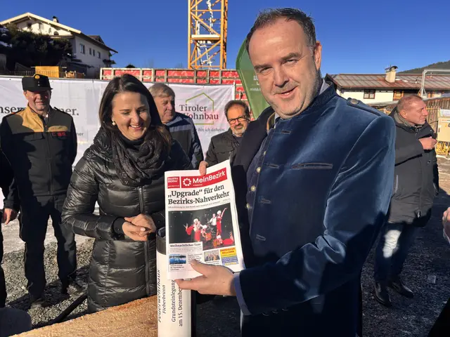 Eine aktuelle Ausgabe der BezirksBlätter Kitzbühel wurde in die Zeitkapsel gelegt. | Foto: Johanna Bamberger